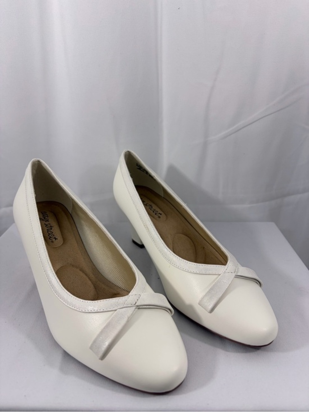 NWT easy street Women’s Size 7.5W White Low Heel Pump with Bow Accent